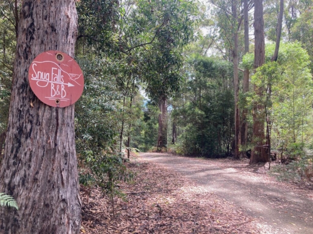 A helpful sign points the way down the driveway