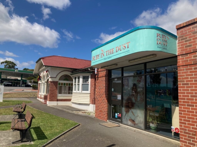 Ruby in the Dust, Margate - scene of a haircut for CC