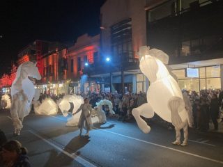 FierS à Cheval by Compagnie des Quidams