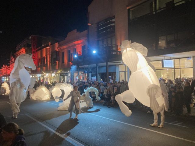 FierS à Cheval by Compagnie des Quidams FierS à Cheval by Compagnie des Quidams
